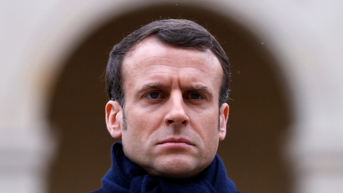 Macron regalò mascherine ai cinesi. Ma ora mancano anche per i francesi
