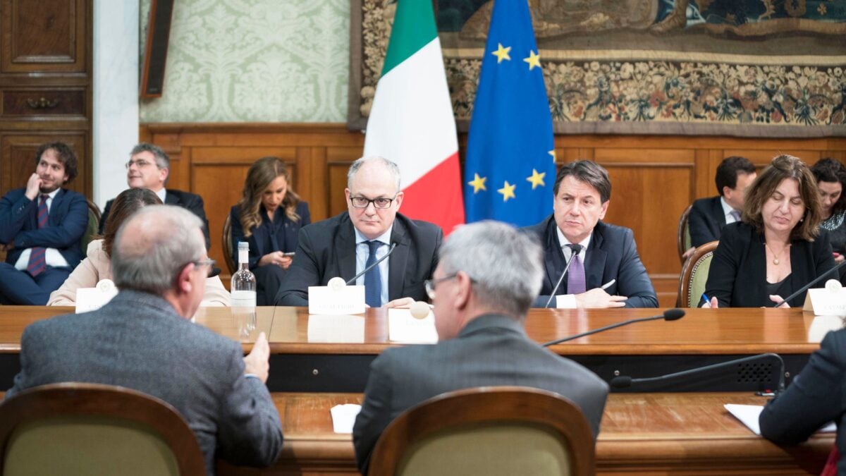 Il governo s’ammala di poltronavirus. E Gualtieri si scopre fan del deficit