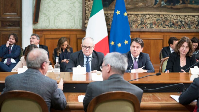 Il governo s’ammala di poltronavirus. E Gualtieri si scopre fan del deficit