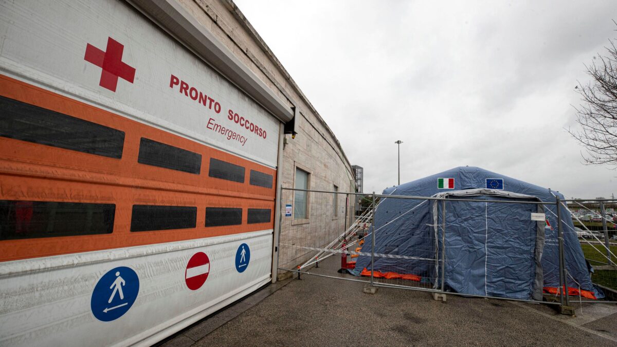 Ogni ospedale inventa nuovi posti letto. E si tenta col plasma