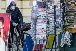 Per giornali e preghiere uscire è consentito