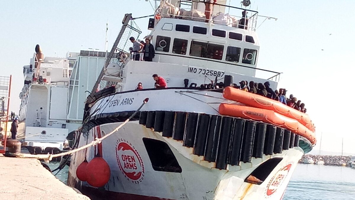 Il delirio delle Ong. Giocano agli eroi e scaricano stranieri su un Paese sfinito