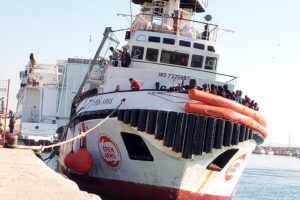 Il delirio delle Ong. Giocano agli eroi e scaricano stranieri su un Paese sfinito