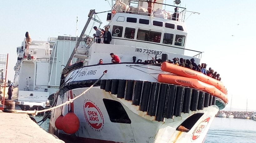 Il delirio delle Ong. Giocano agli eroi e scaricano stranieri su un Paese sfinito