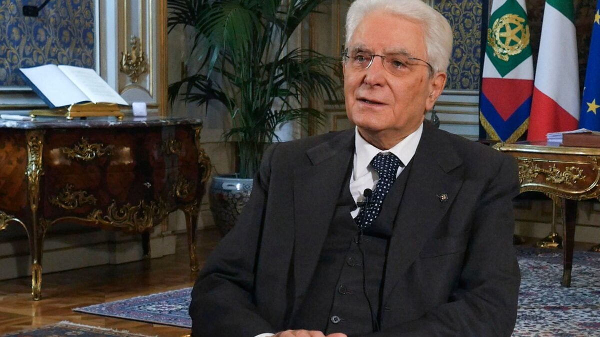 Il discorso (con gaffe) di Mattarella serve a blindare Giuseppi. Per ora