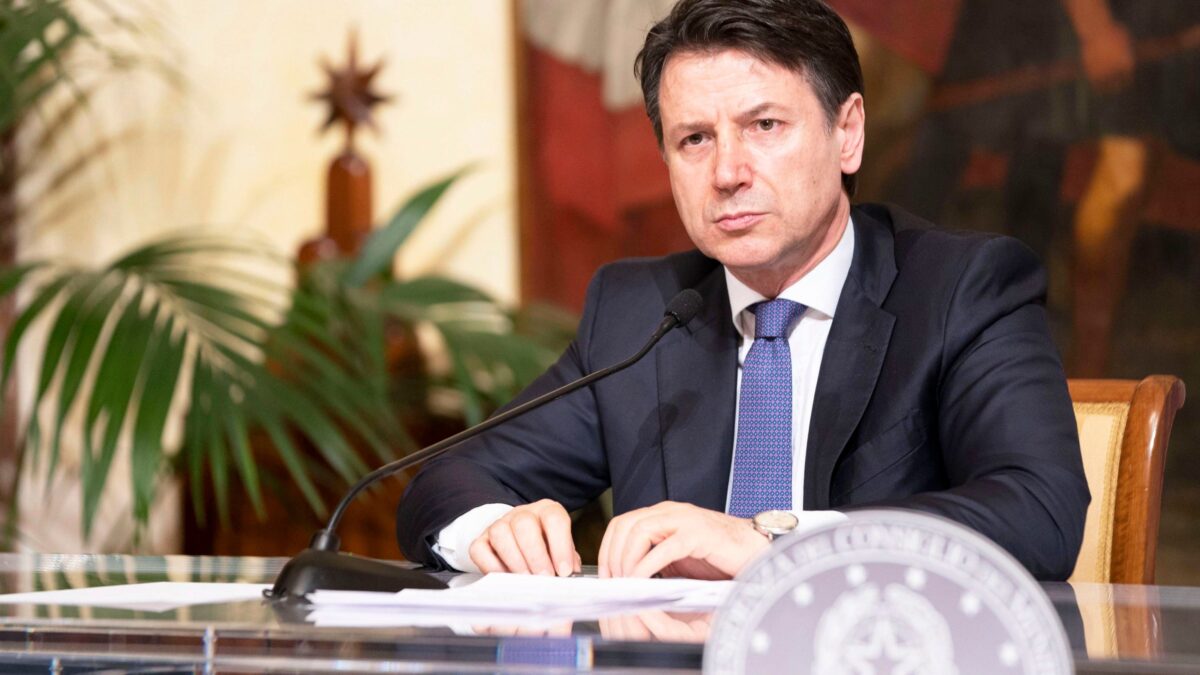Conte, mancetta con scaricabarile. Ma i grandi giornali lo celebrano