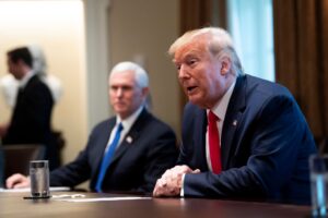 Trump si dichiara «capo in guerra» e mette in acqua le navi ospedale