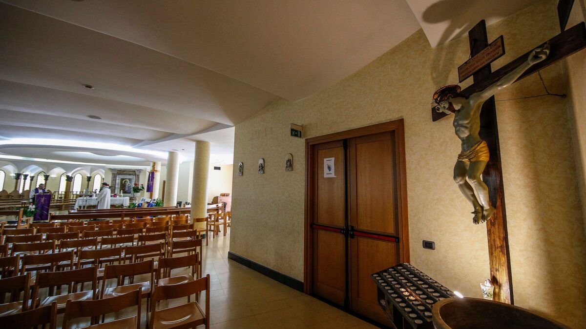 Don Vincenzo dice messa coi fedeli casa per casa ma la polizia lo blocca