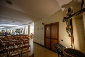 Don Vincenzo dice messa coi fedeli casa per casa ma la polizia lo blocca