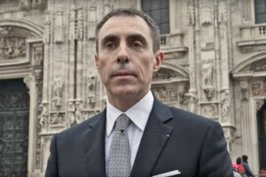 «Repubblica» caccia l’ex militare appena ingaggiato contro l’epidemia
