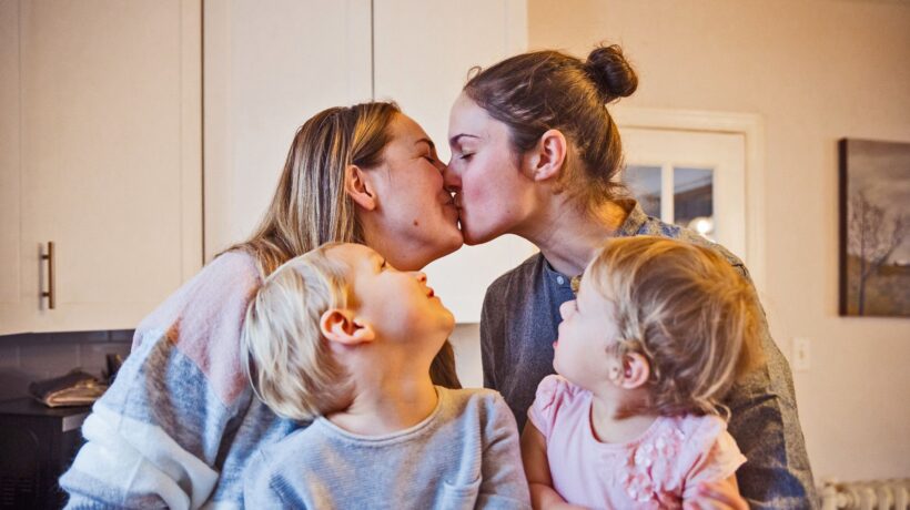 Arriva il manuale per mamme Lgbt: «Con due donne si cresce più aperti»