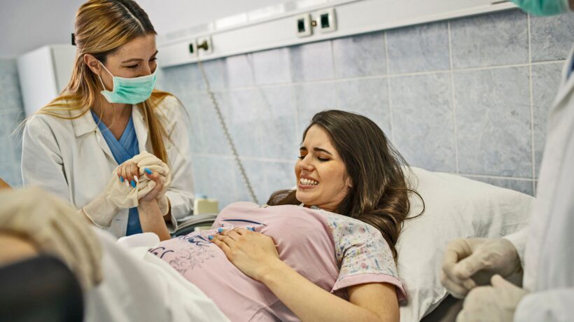 I giudici obbligano le ostetriche a fare aborti in Svezia