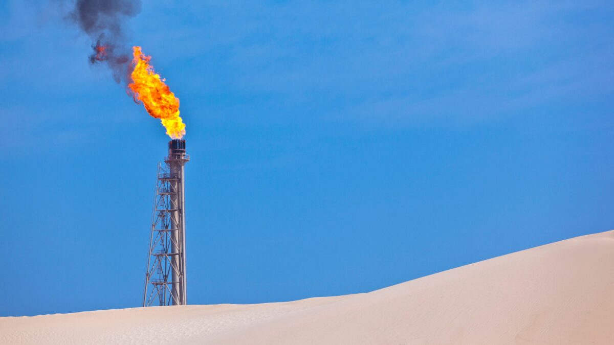 Il petrolio precipita a 33 dollari. Mossa dell’Arabia contro Usa e Putin