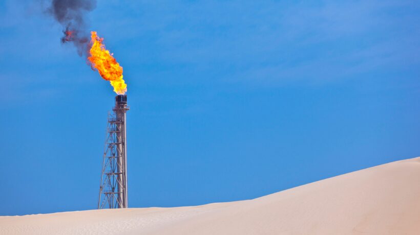 Il petrolio precipita a 33 dollari. Mossa dell’Arabia contro Usa e Putin