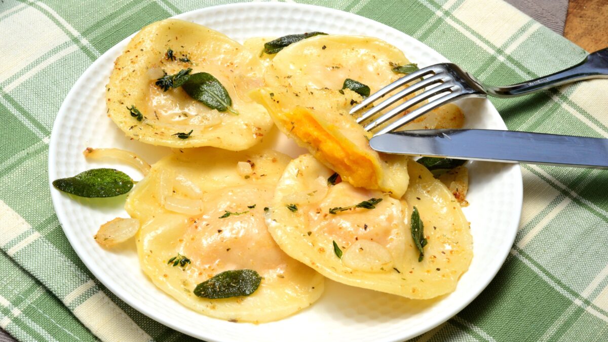 Cuciniamo insieme: ravioli di mortadella e ricotta al burro fuso e salvia