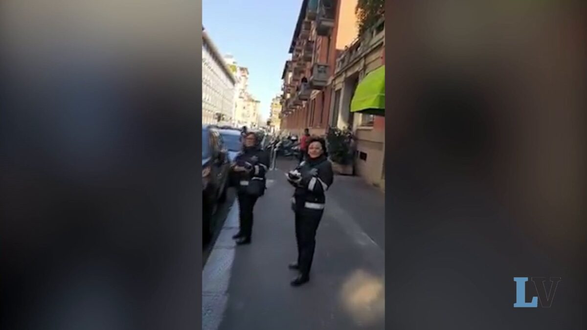 A Milano i controllori Atm fanno le multe senza mascherina
