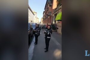 A Milano i controllori Atm fanno le multe senza mascherina