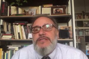La distanza è di due metri, ma dai fanatici del Pd