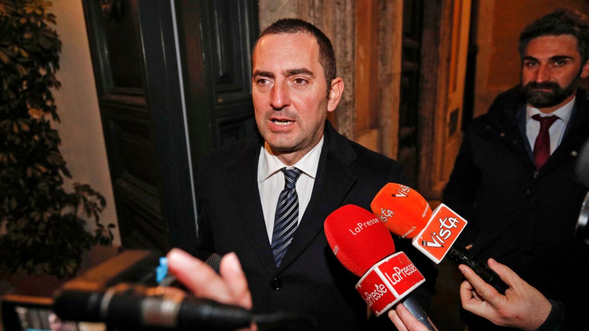 L’autogol del ministro scarpone manda in rovina il calcio italiano