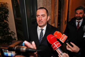 L’autogol del ministro scarpone manda in rovina il calcio italiano
