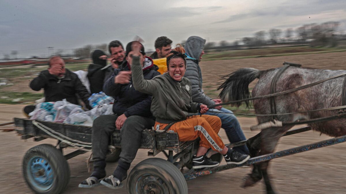 Erdogan attacca i greci con i droni e apre ai migranti la frontiera Ue