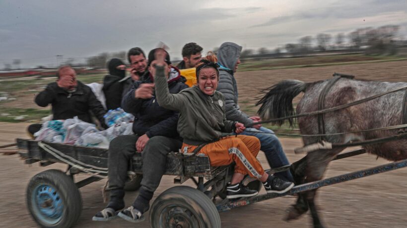 Erdogan attacca i greci con i droni e apre ai migranti la frontiera Ue