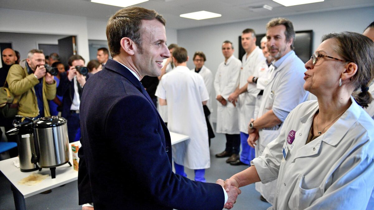 Macron fa lo spavaldo ma ha gli infetti in Aula