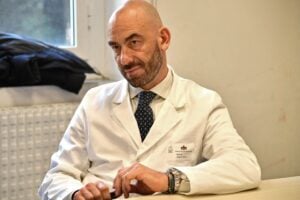 «Perché cerchiamo il virus ovunque? Gli altri non lo fanno»