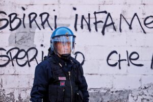 Ancora pacchi bomba. Ma l’odio rosso non suscita scandalo