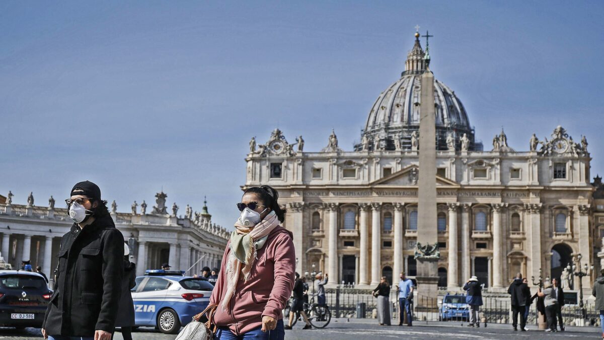 Chiude anche San Pietro, ma il Papa invita i preti a visitare gli ammalati