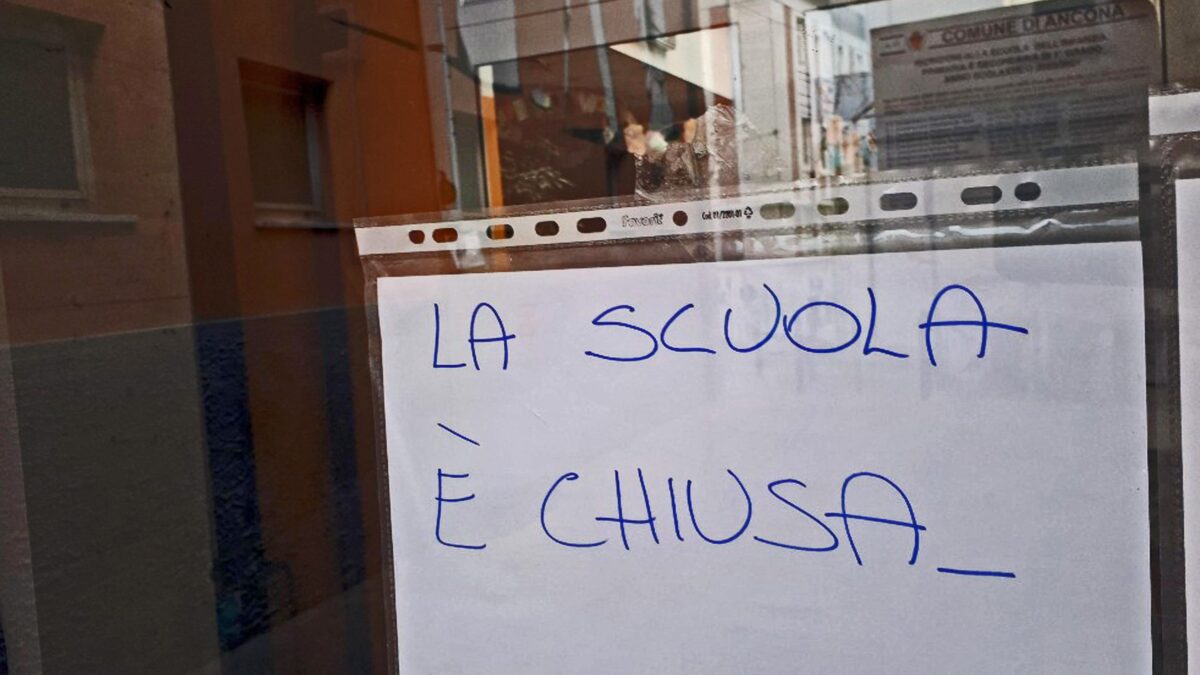 Scuole chiuse, il governo si sveglia. Voucher baby sitter da 600 euro