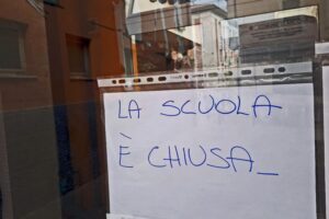 Scuole chiuse, il governo si sveglia. Voucher baby sitter da 600 euro