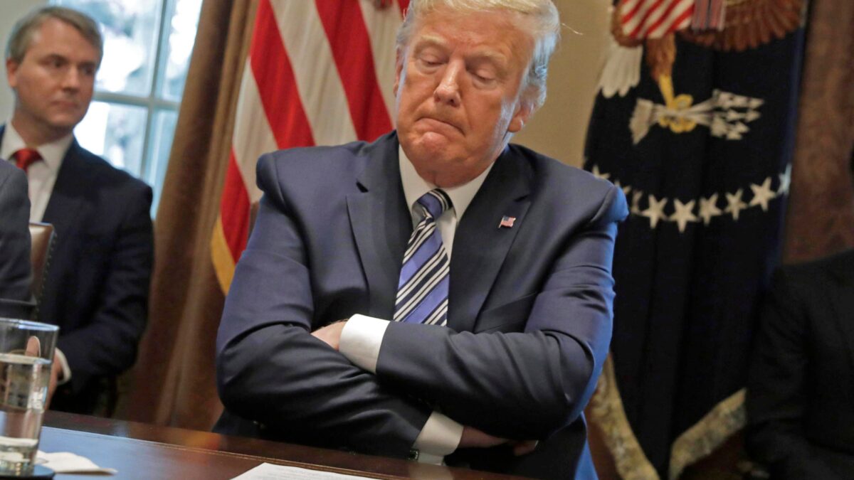 Trump umilia l’Europa. Assegni ai cittadini e più di 1.000 miliardi di aiuti all’economia