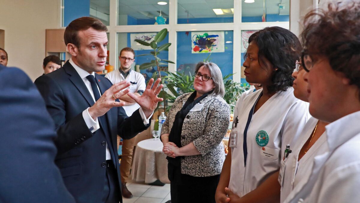 Prima ci sfottevano. Adesso i francesi svaligiano i negozi e fuggono da Parigi