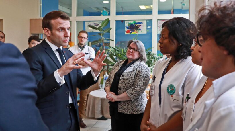 Prima ci sfottevano. Adesso i francesi svaligiano i negozi e fuggono da Parigi