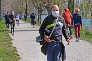 Un altro pasticcio del governo incerto: Spadafora annuncia il divieto di jogging