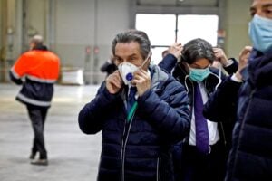 Fontana sfida Conte: «Le mie ordinanze prevalenti sui Dpcm». E scrive al Viminale