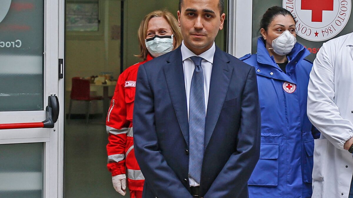Di Maio lancia un timido allarme porti. Il suo governo fa finta di non sentire