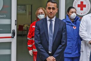 Di Maio lancia un timido allarme porti. Il suo governo fa finta di non sentire