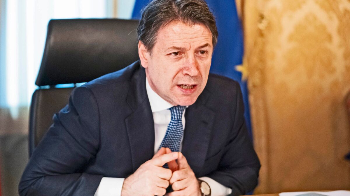 Schiacciato tra Draghi, Merkel e M5s il premier ora è isolato in Aula e fuori