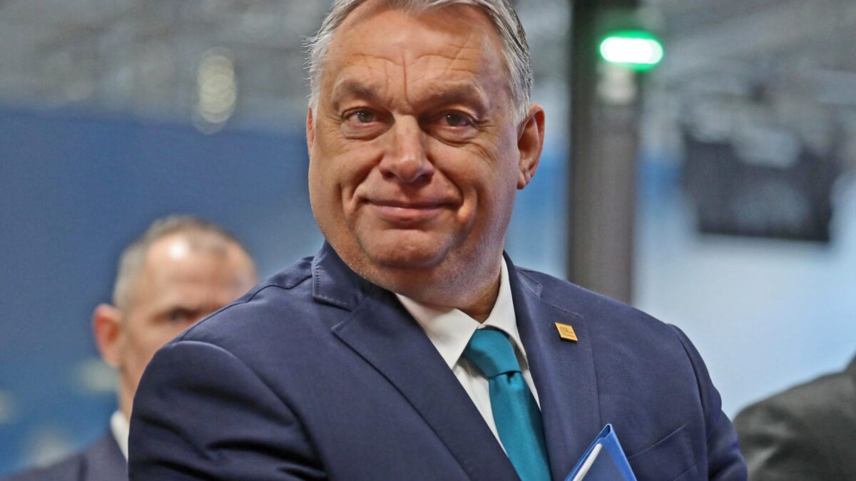 I sostenitori della dittatura sanitaria s’indignano per i pieni poteri a Orbán