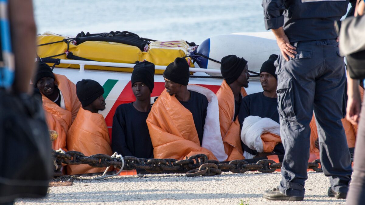 Partono sui gommoni con in tasca il numero del servizio migranti degli avvocati italiani