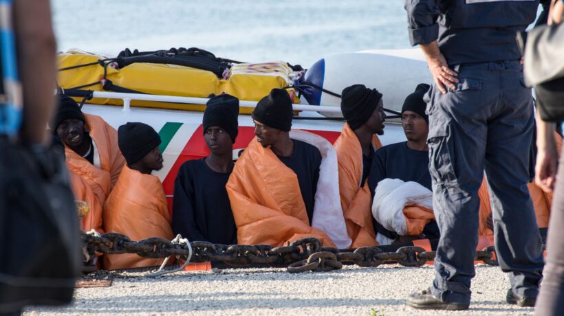 Partono sui gommoni con in tasca il numero del servizio migranti degli avvocati italiani