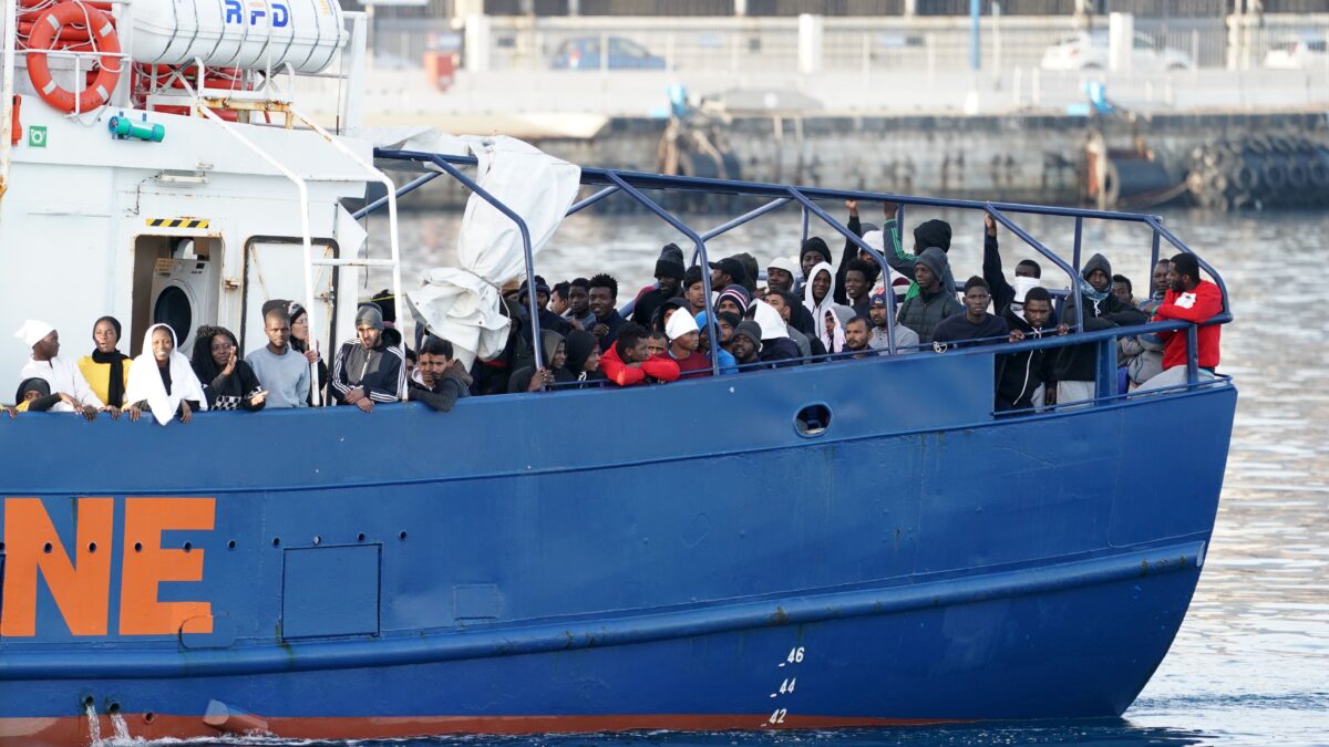 Grazie al Covid-19 il governo fa le prove della sanatoria per gli immigrati