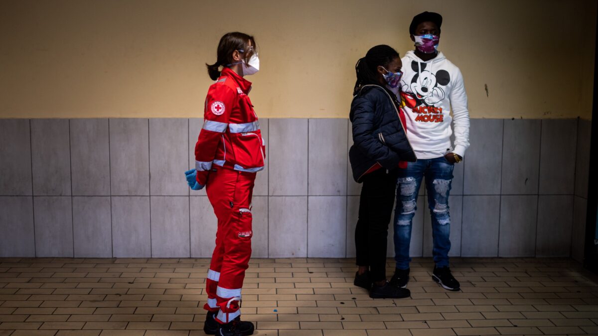 Caccia agli italiani, sanatoria ai migranti
