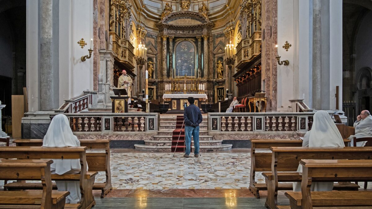 Il governo arrogante ignora i bisogni urgenti e reali di famiglie, cattolici e scuole