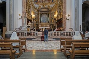 Il governo arrogante ignora i bisogni urgenti e reali di famiglie, cattolici e scuole