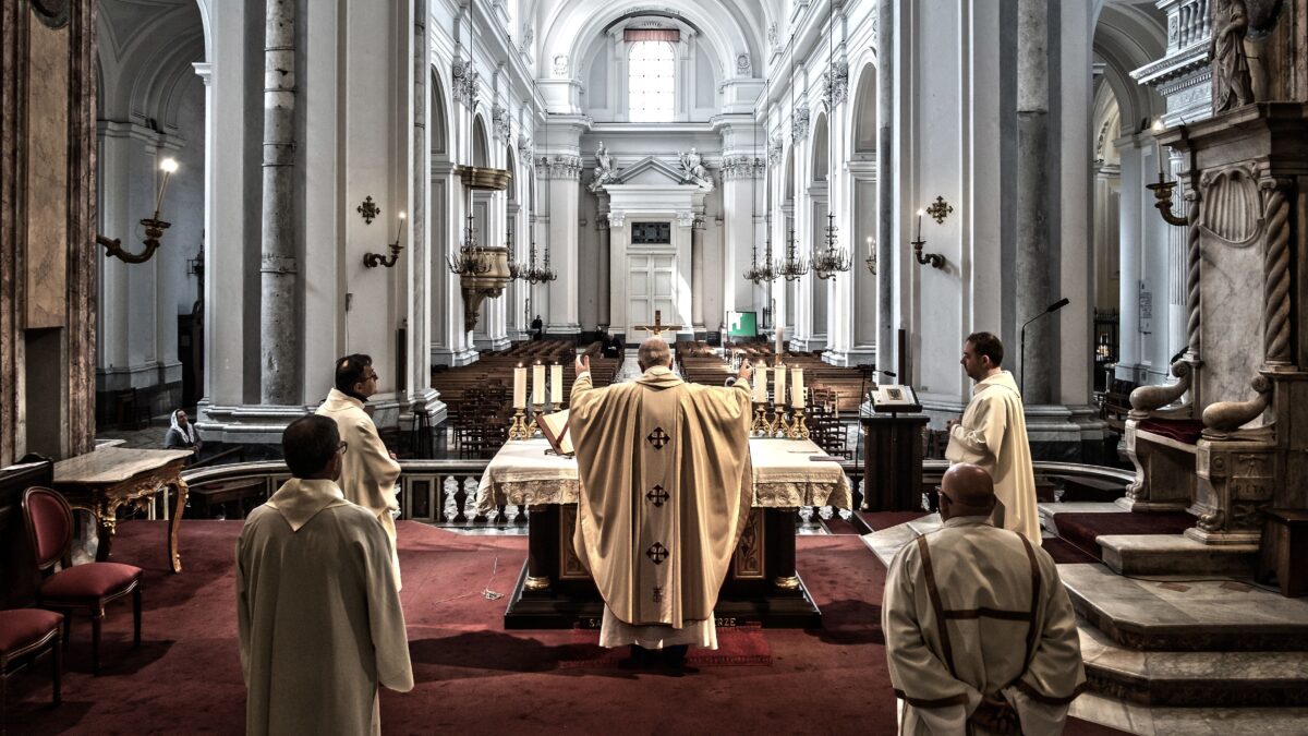 Messe ancora ferme, frontiere spalancate. Il Papa fa lo spot alla maxi sanatoria