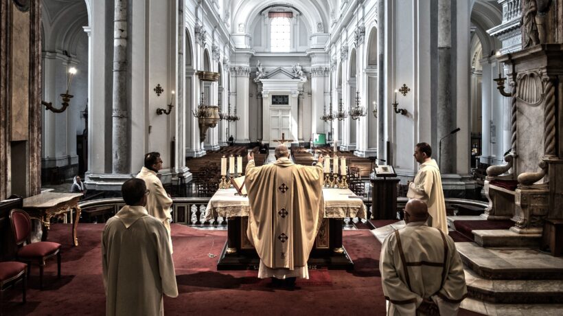 Messe ancora ferme, frontiere spalancate. Il Papa fa lo spot alla maxi sanatoria