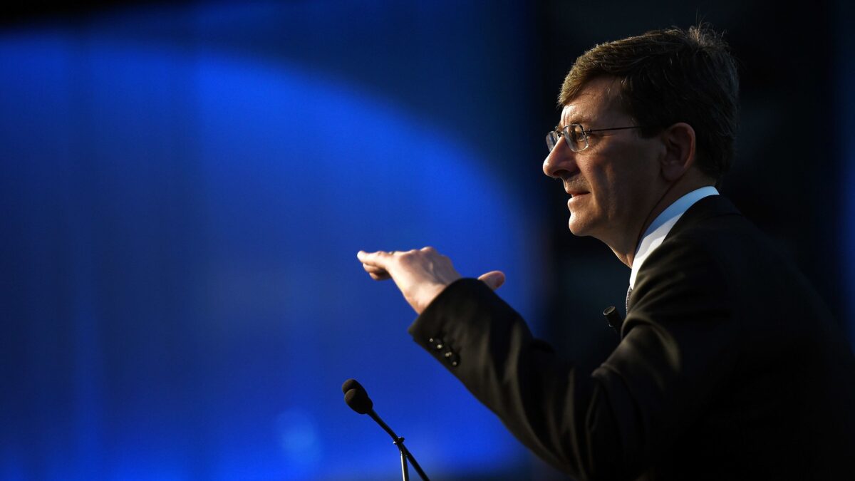 Mister Vodafone pensa da ministro. Ma prima vuole strappare l’immunità
